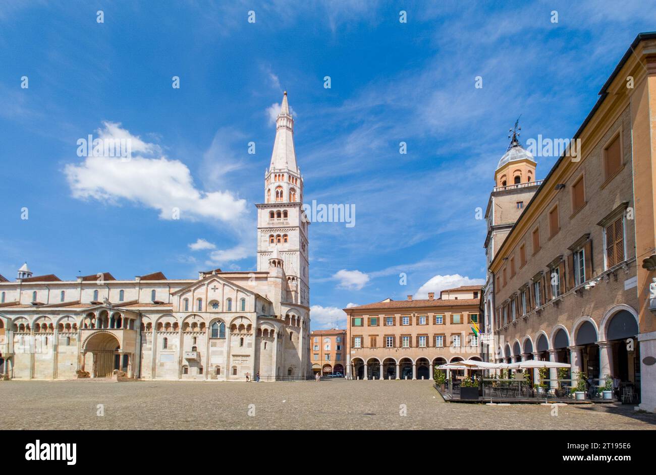 Modène, Italie. Vue sur la cathédrale et la tour Ghirlandina située sur la Piazza Grande au crépuscule Banque D'Images