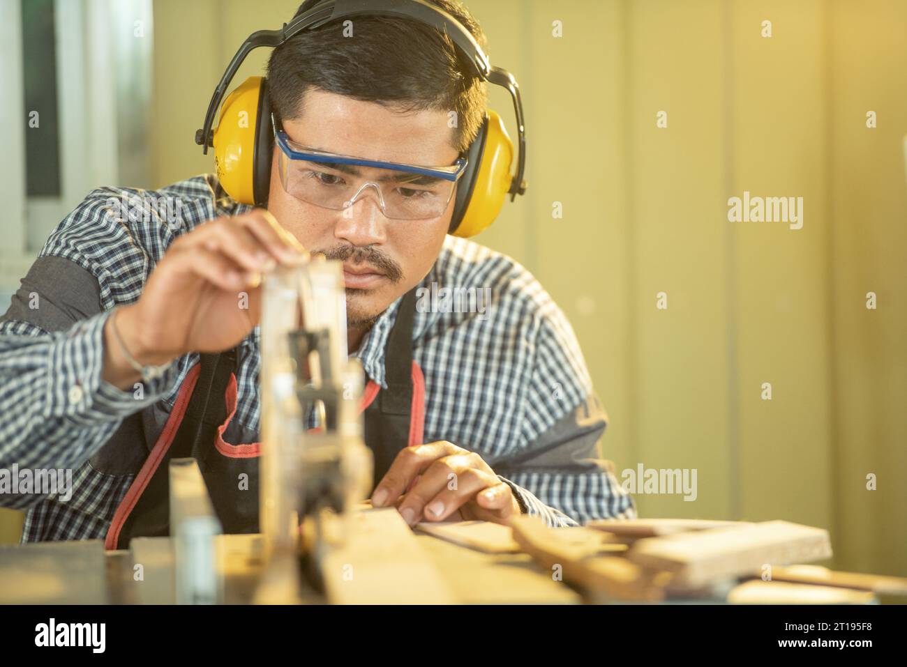 Portrait d'un charpentier travaillant dans un atelier, Thaïlande Banque D'Images