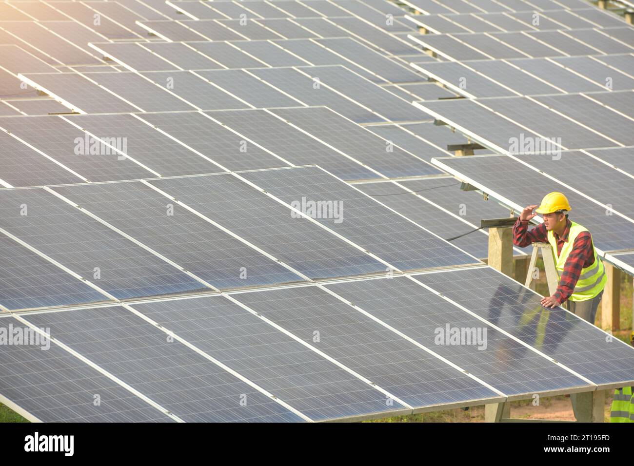 Portrait d'un ingénieur travaillant sur des panneaux solaires dans une station solaire, Thaïlande Banque D'Images