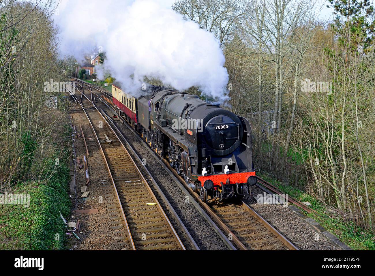 British Railways Standard Class 7MT Pacific No. 70000 Britannia est vu passer Brockenhurst dans la New Forest avec son entraîneur de soutien. Banque D'Images