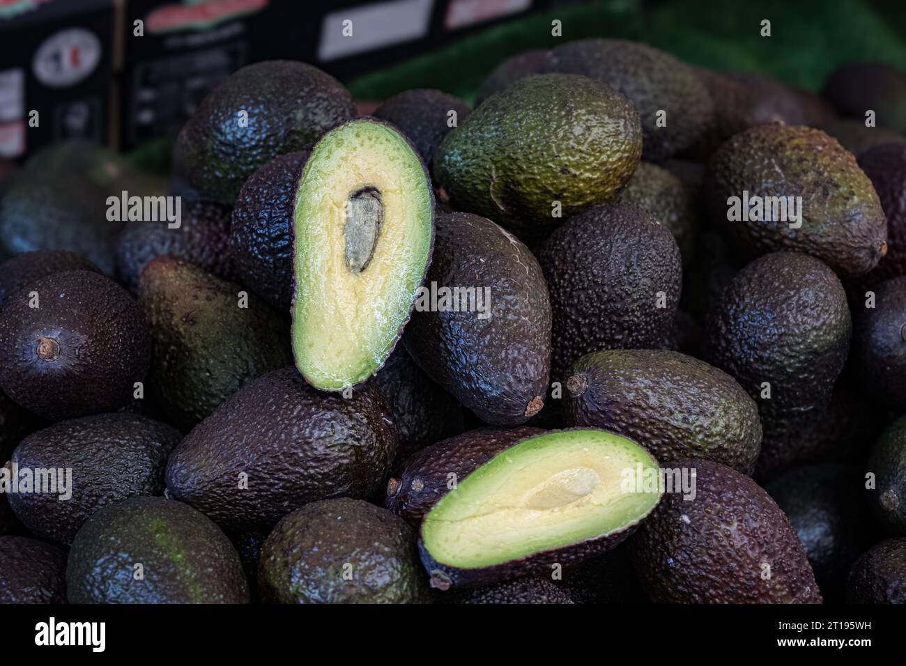 Avocat en vente sur le marché parisien de Marche d'Aligre Banque D'Images