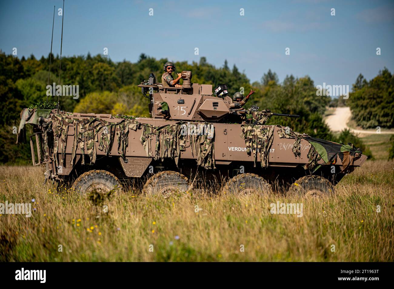 Hohenfels, Allemagne . 11 septembre 2023. Des soldats français traversent un champ dans un véhicule de combat blindé VBCI lors de la jonction 23 de Saber au joint multinational Readiness Center, le 11 septembre 2023 près de Hohenfels, en Allemagne. Crédit : SFC Michel Sauret/US Army/Alamy Live News Banque D'Images