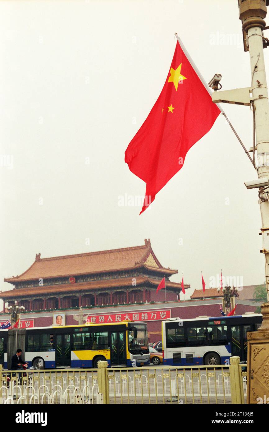 Drapeau de la Chine en Chine contre le transport - scanné négatif de 35mm - partie de l'ensemble croissant - pris au printemps 2011 Banque D'Images