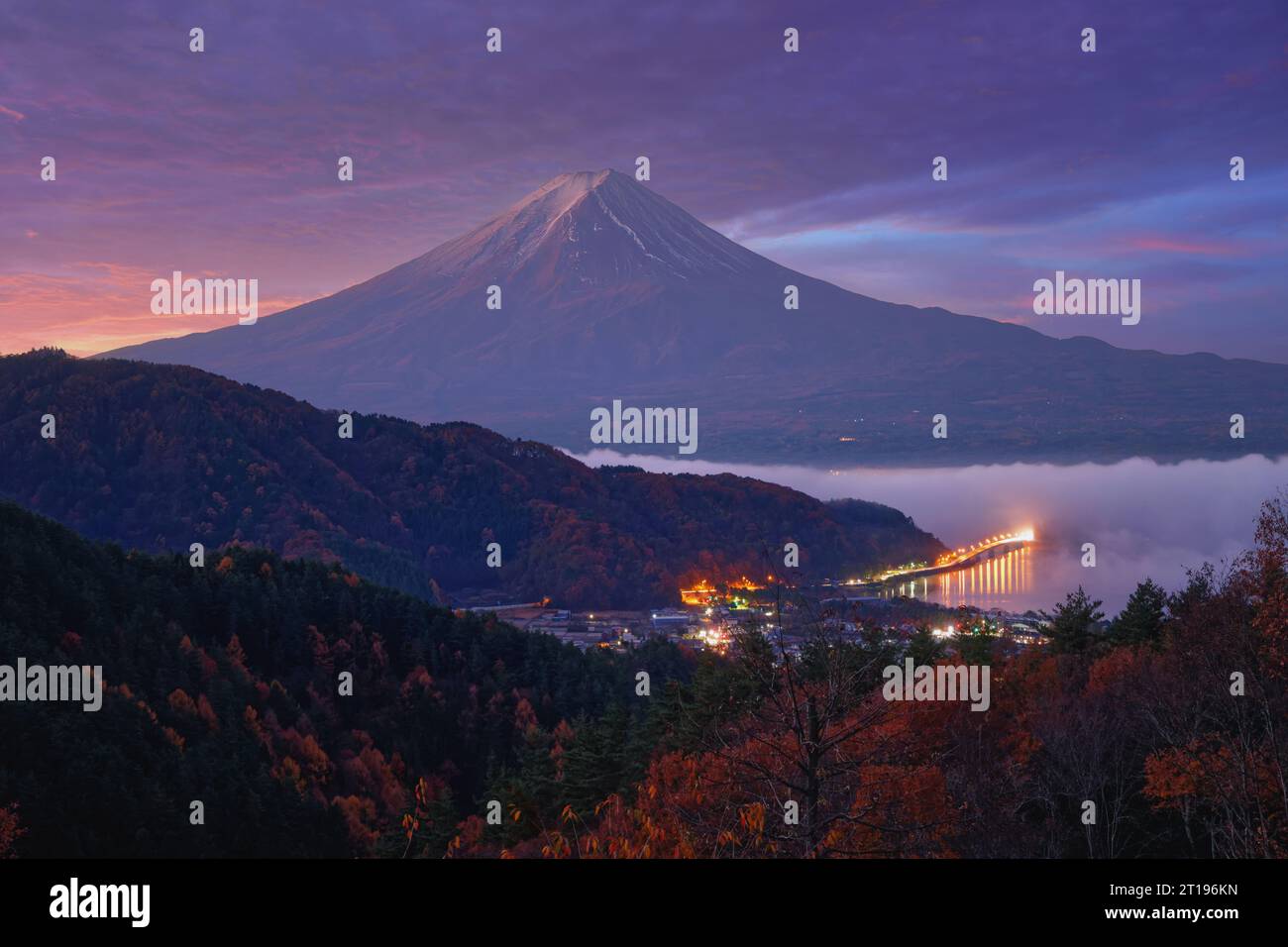 Vue du Mont Fuji depuis la pagode Chureito, parc Arakurayama Sengen, Yamanashi, Japon Banque D'Images