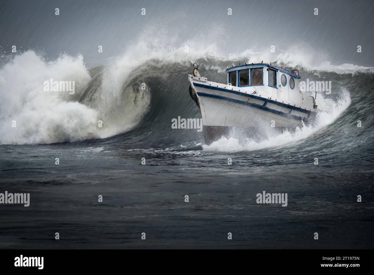 Bateau de pêche naviguant à travers une vague dans les mers agitées, États-Unis Banque D'Images