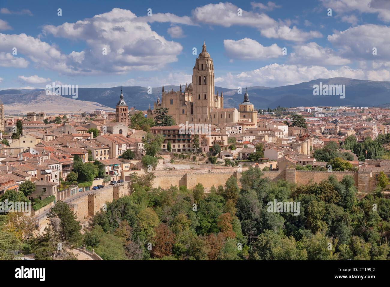 Espagne, Castille, Ségovie, la cathédrale de Ségovie est une cathédrale catholique romaine de style gothique située sur la Plaza Mayor de la ville, dédiée à la Vierge Marie, elle a été construite dans le style gothique flamboyant entre 1525 et 1577 et est vue ici depuis l'Alcazar de Ségovie. Banque D'Images