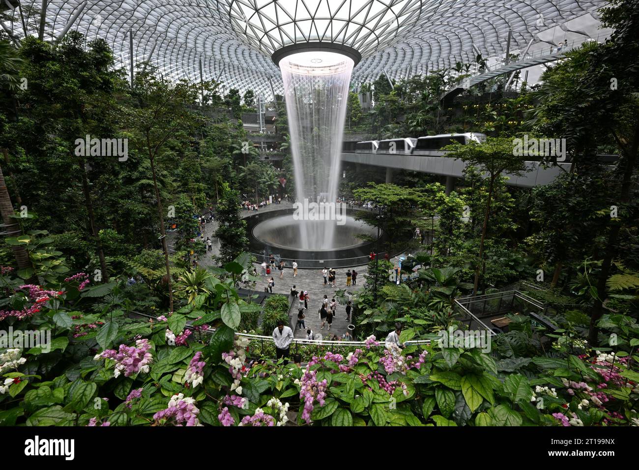 (231012) -- PÉKIN, 12 octobre 2023 (Xinhua) -- des touristes visitent la cascade artificielle intérieure Rain Vortex à l'aéroport Changi de Singapour le 7 septembre 2023. L'Initiative de démonstration Chine-Singapour (Chongqing) sur la connectivité stratégique a été lancée en 2015. Il s'agit de la troisième initiative de coopération de ce type entre la Chine et Singapour. Grâce au projet de coopération, les échanges entre Chongqing et Singapour dans les secteurs des affaires, du tourisme de loisirs et de la culture se sont approfondis ces dernières années. (Photo de Then Chih Wey/Xinhua) Banque D'Images