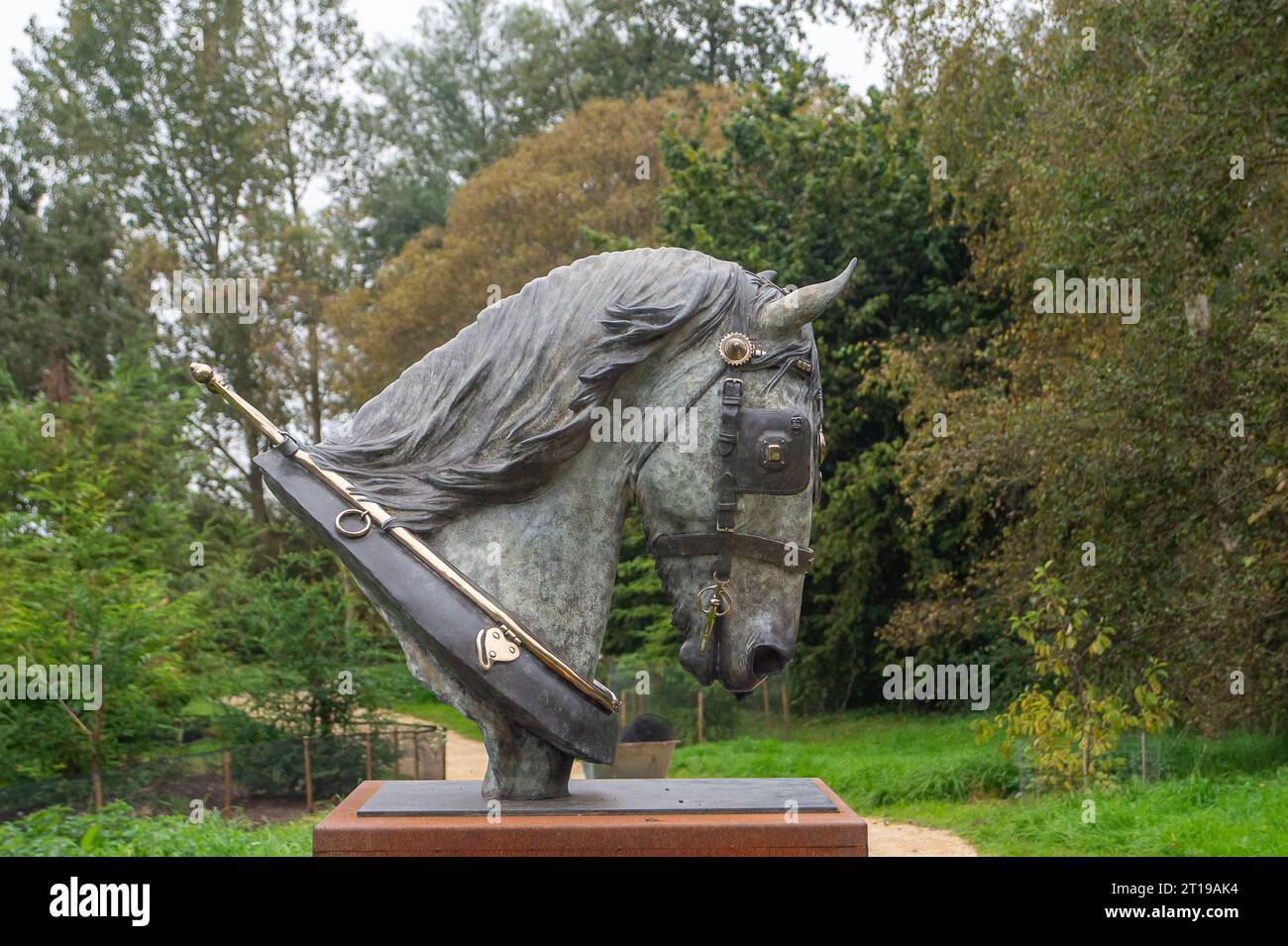 Dorchester, Royaume-Uni. 10 octobre 2023. Brewers Horse de Gill Parker. Le cadre magnifique et tranquille de Scuplture by the Lakes à Pallington Lakes à Dorchester, Dorset. Les anciens lacs de pêche ont été repris par le sculpteur Simon Gudgeon et son épouse Linda en 2007. « Décrit comme l'un des plus beaux et uniques cadres du Royaume-Uni. Avec plus de 120 pièces positionnées à travers le parc de sculptures, c'est un endroit où vous pouvez faire l'expérience de l'art et du paysage en travaillant ensemble de manière transparente. C'est un endroit où vous pouvez laisser votre vie occupée derrière vous et profiter de la paix et de la tranquillité dans un envir magnifique et serein Banque D'Images