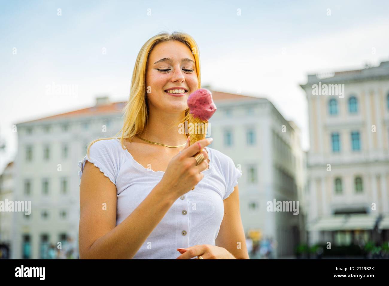 Une femme attrayante apprécie sa crème glacée un jour d'été Banque D'Images