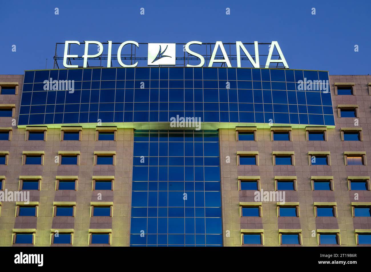 Lisbonne, Portugal - 6 janvier 2023 : façade illuminée d'un bâtiment avec un panneau indiquant Epic Sana Banque D'Images