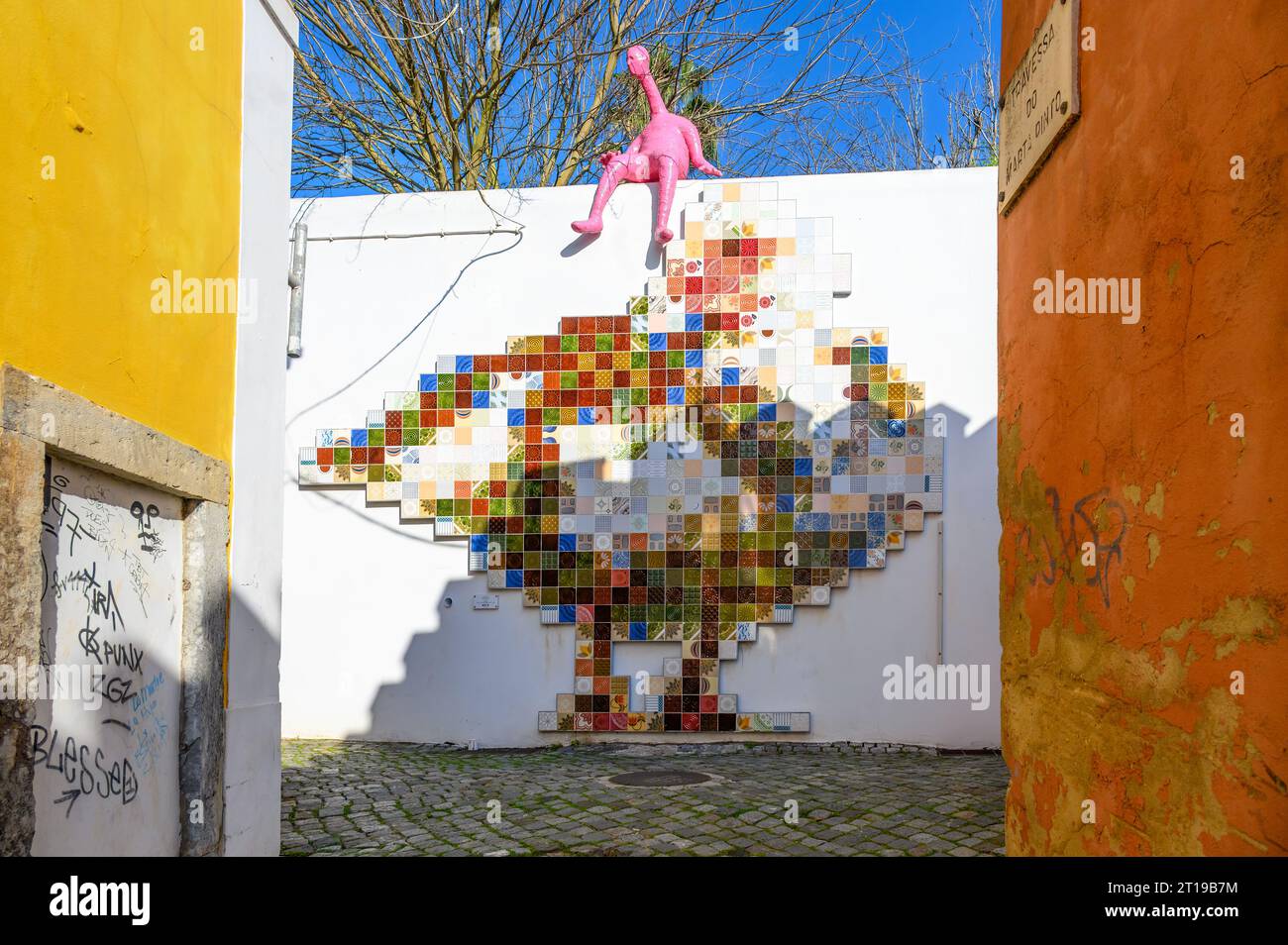 Lisbonne, Portugal - 6 janvier 2023 : sculpture en tuile au bout d'une ruelle dans le quartier de Belem Banque D'Images