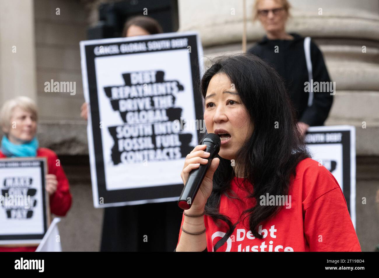 Londres, Royaume-Uni. 12 octobre 2023. Heidi Chow, directrice exécutive de Debt Justice, s’adresse à un rassemblement devant la Banque d’Angleterre appelant à l’annulation de la dette détenue par les nations du Sud pour des raisons de justice et comme condition préalable à leur lutte et à leur adaptation au changement climatique. Cette action a coïncidé avec les réunions annuelles du Groupe de la Banque mondiale et du Fonds monétaire international (FMI) qui se tiennent au Maroc. Crédit : Ron Fassbender/Alamy Live News Banque D'Images