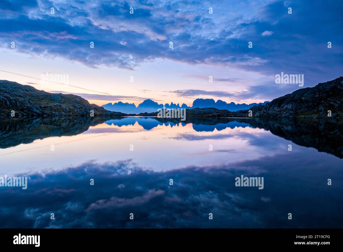 La gamme principale des Dolomites de Brenta, reflétée dans le lac Lago Nero au lever du soleil. Banque D'Images