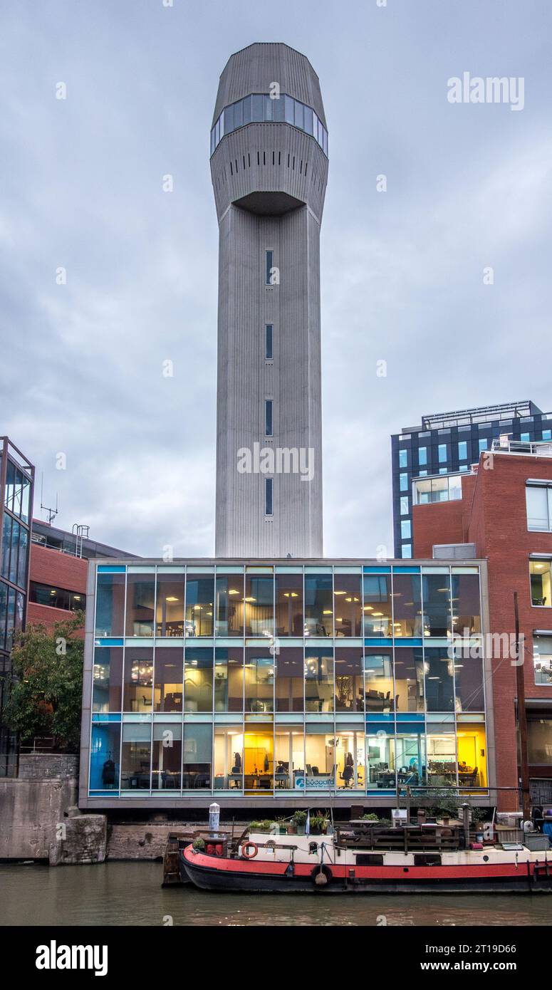 La Cheese Lane Shot Tower primée, Bristol. Construit en 1969 et autrefois utilisé pour la fabrication de grenaille de plomb, il fait maintenant partie du développement des bureaux Vertigo Banque D'Images