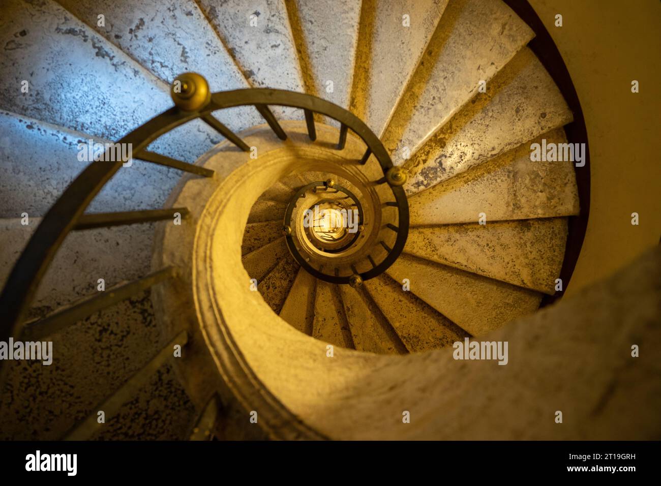 Célèbre escalier en colimaçon par Bernini dans l'église catholique de St. Maria Maggiore à Rome. Banque D'Images