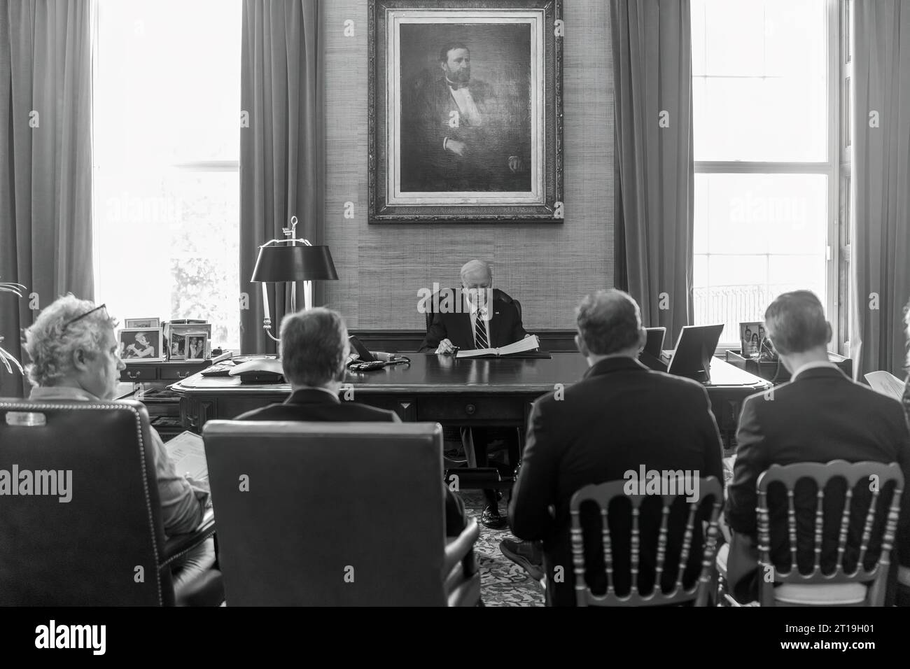 Le Président Joe Biden participe à la revue des remarques avant ses remarques sur l'attentat terroriste contre Israël, samedi 7 octobre 2023, dans la salle des traités de la Maison Blanche. (Photo officielle de la Maison Blanche par Cameron Smith) Banque D'Images