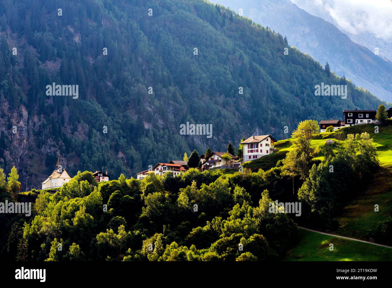 Vue panoramique sur le village Mompé Medel situé au sommet de la colline. Canton de Graubünden (Canton des Grisons), Suisse. Mompé Medel (signifiant : au Banque D'Images