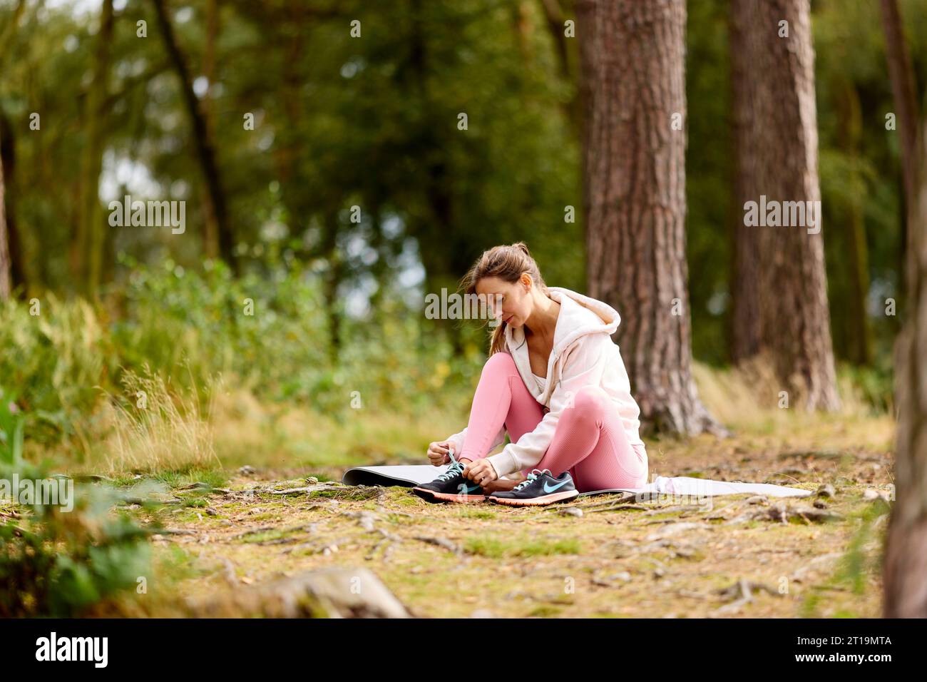 Belle fille pratiquant le yoga en plein air Banque D'Images