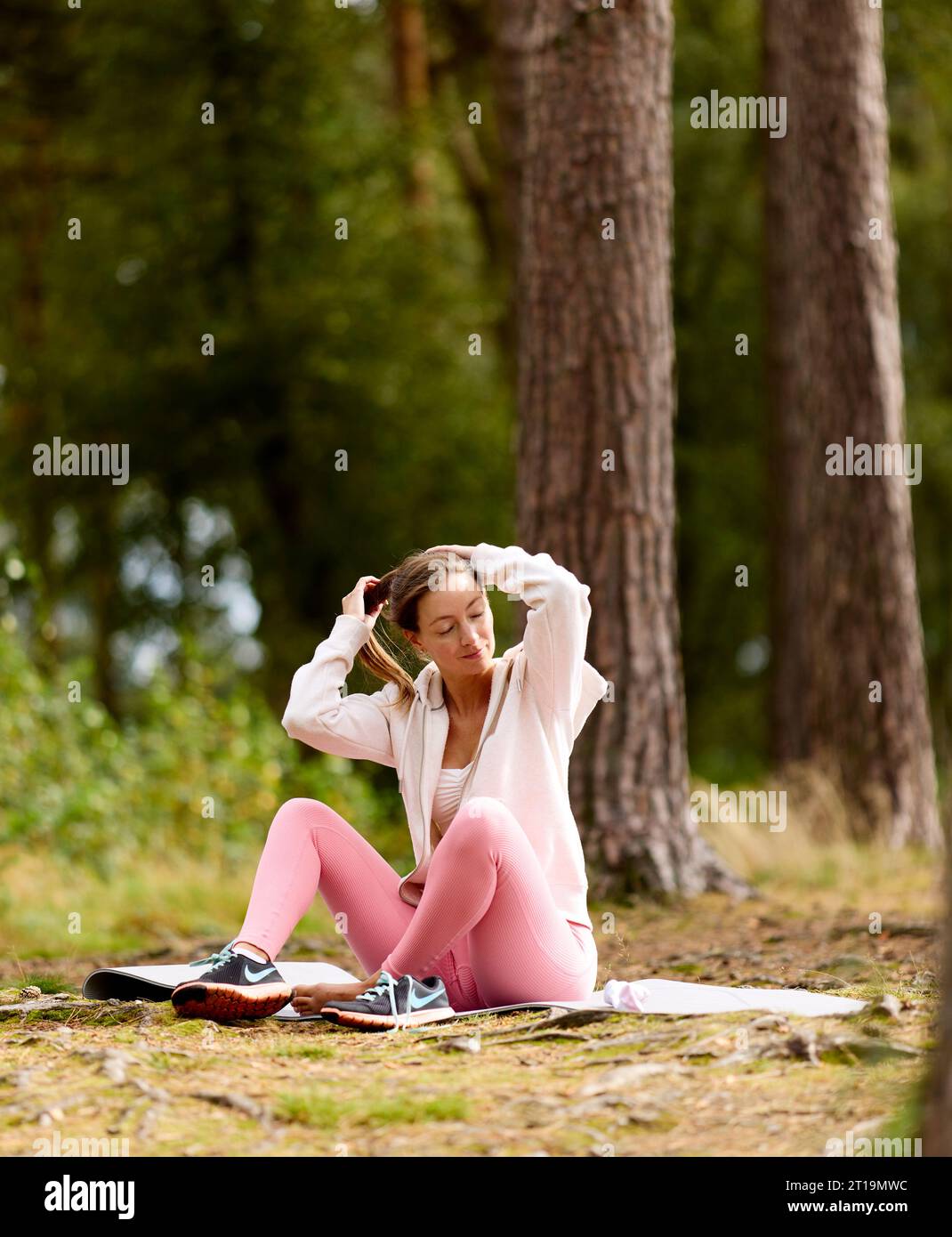Belle fille pratiquant le yoga en plein air Banque D'Images