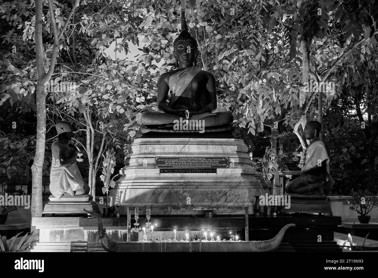 Photo en noir et blanc d'Un petit sanctuaire religieux dans le parc Benjakitti Bangkok, Thaïlande Banque D'Images