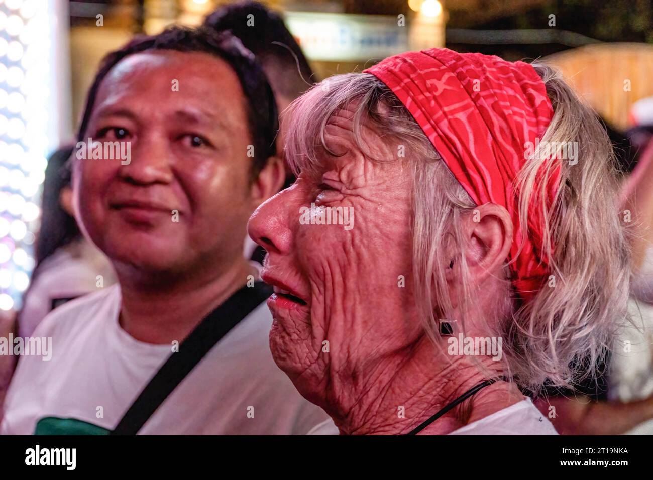 Badung, Indonésie. 12 octobre 2023. Une femme pleure en larmes au mémorial Ground Zero. Bali pour commémorer le 21e anniversaire de l'explosion consécutive connue sous le nom d'attentat de Bali, qui a tué 202 personnes de différentes nationalités dans la région de Legian. (Photo de Dicky Bisinglasi/SOPA Images/Sipa USA) crédit : SIPA USA/Alamy Live News Banque D'Images