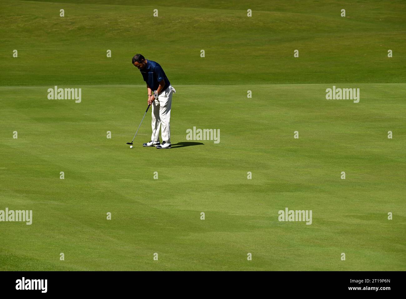 Un joueur de golf sur le green de Saint Andrews, en Écosse, le green de golf connu du monde entier. Banque D'Images