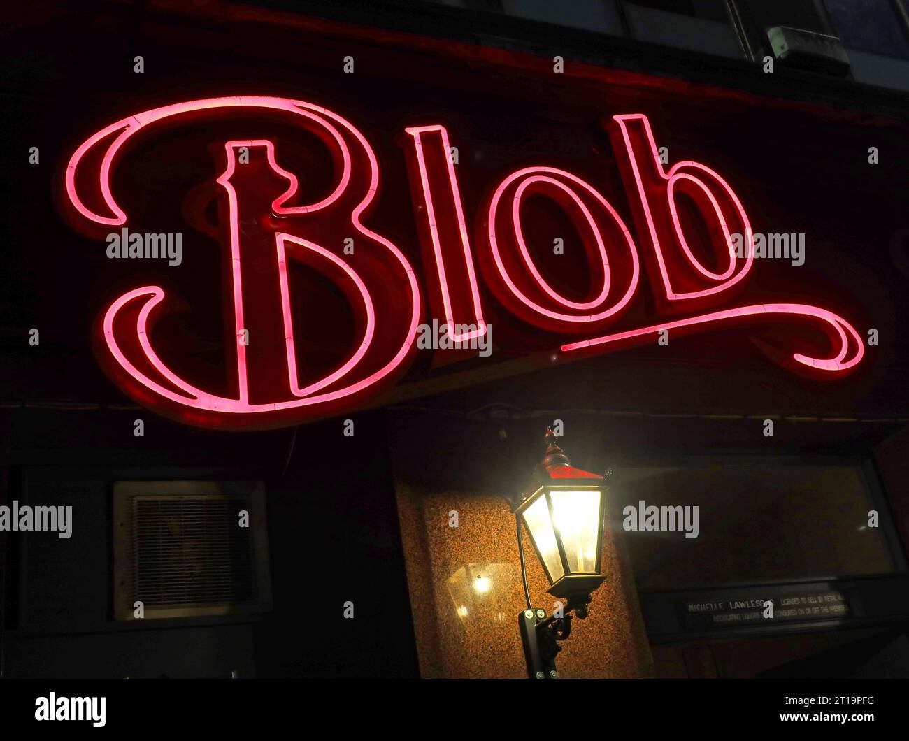 Enseigne néon rose au bar Blob Shop, 46 Great Charlotte St, Liverpool , Merseyside, Angleterre, Royaume-Uni, L1 1HU Banque D'Images