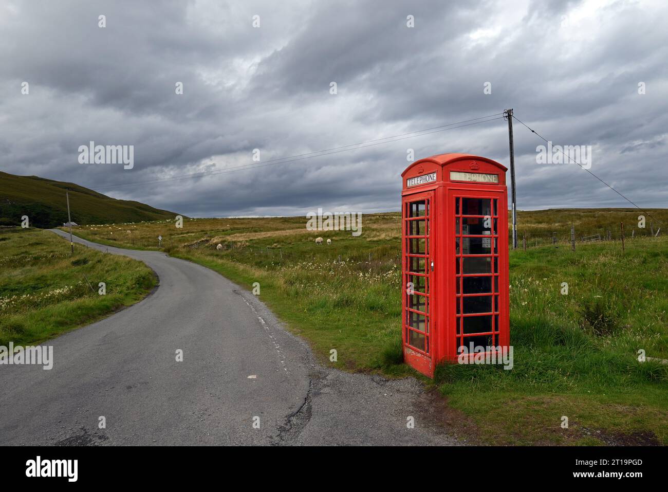 Une cabine téléphonique britannique typique sur une route déserte des îles de Skye, en Écosse. Banque D'Images