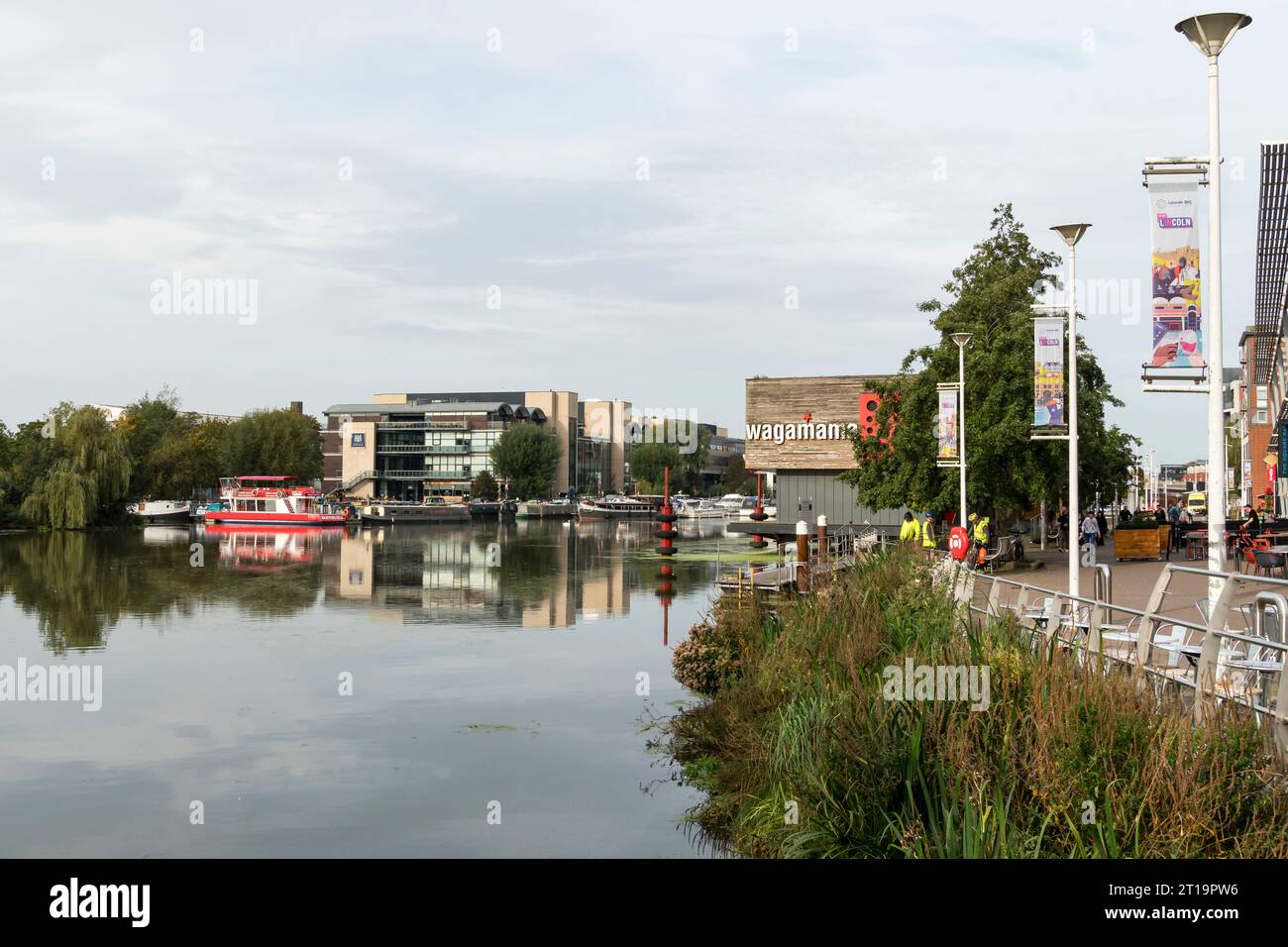 Vue le long de Brayford Pool depuis Brayford Wharf East, Lincoln City, Lincolnshire, Angleterre, Royaume-Uni Banque D'Images