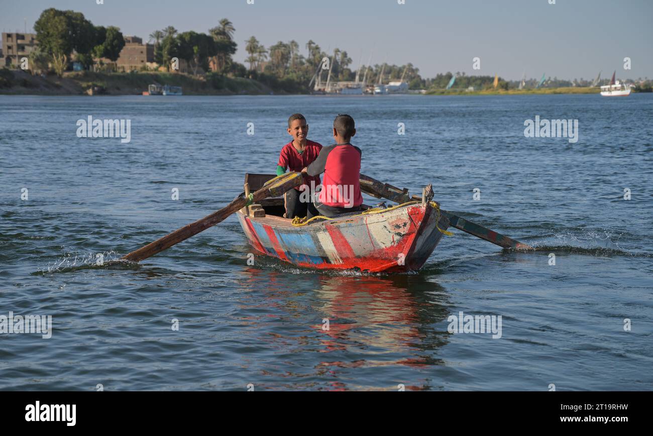 Jugendliche, Ruderboot, Nil BEI Luxor, Ägitten Banque D'Images