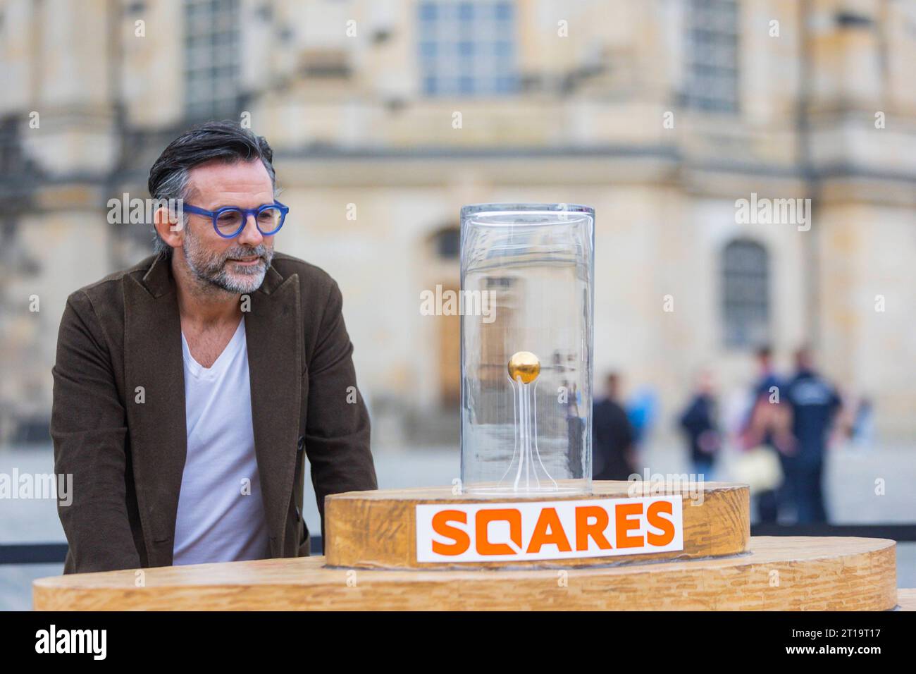 GOLDENE SPHÄRE Der international bekannte und 2023 mit dem europäischen Kunstpreis geehrte Künstler Niclas Castello präsentiert in Dresden auf dem Neumarkt an der Frauenkirche sein neustes Werk. Dabei handelt es sich eine spektakuläre Goldene Sphäre, die optisch und inhaltlich für große Aufmerksamkeit sorgen wird. Dresde Sachsen Deutschland *** SPHÈRE D'OR l'artiste de renommée internationale Niclas Castello, qui sera honoré avec le Prix d'art européen en 2023, présentera son dernier travail à Dresde sur le Neumarkt à côté de la Frauenkirche c'est une sphère d'or spectaculaire, qui sera Banque D'Images