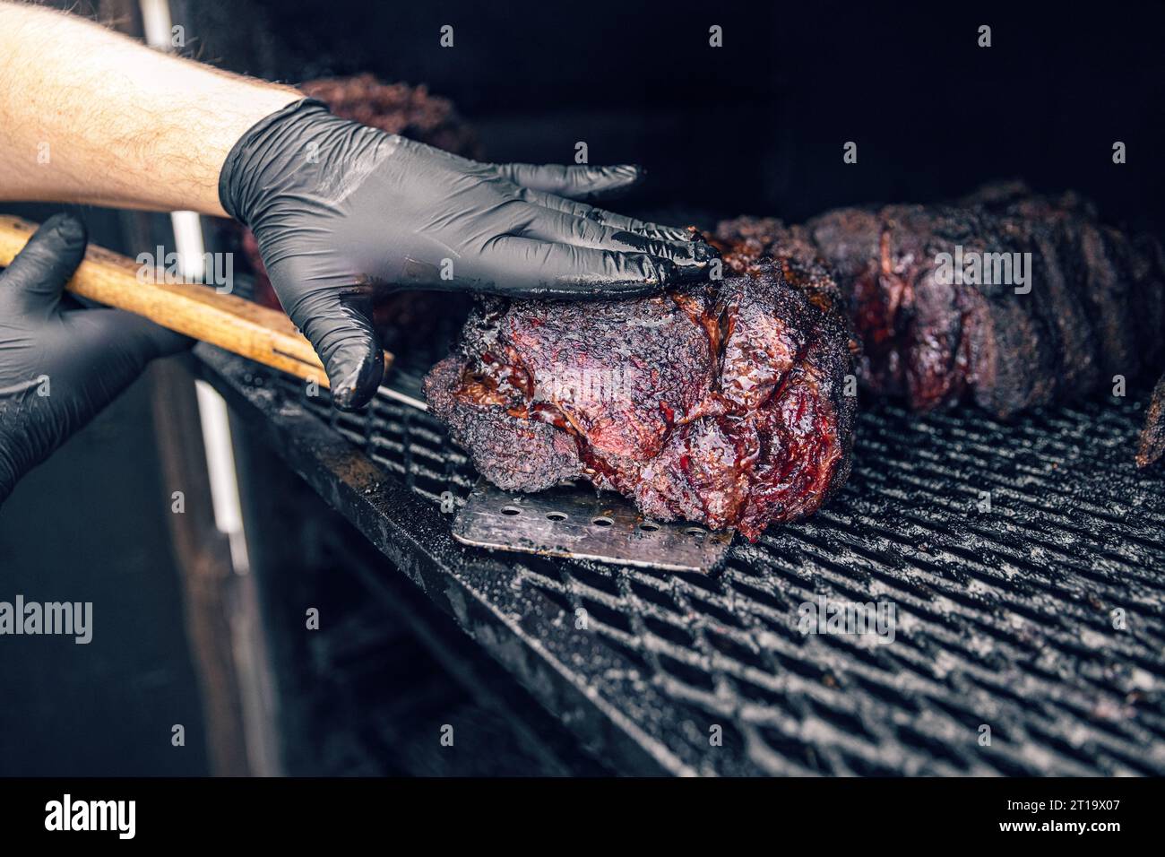 Viande grillée lentement avec des herbes et des épices. Grand barbecue fumoir. Banque D'Images