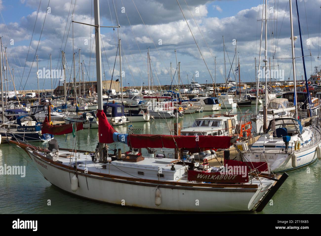 Vue sur le port de Ramsgate et les amarrages de bateaux à Ramsgate Marina. Banque D'Images