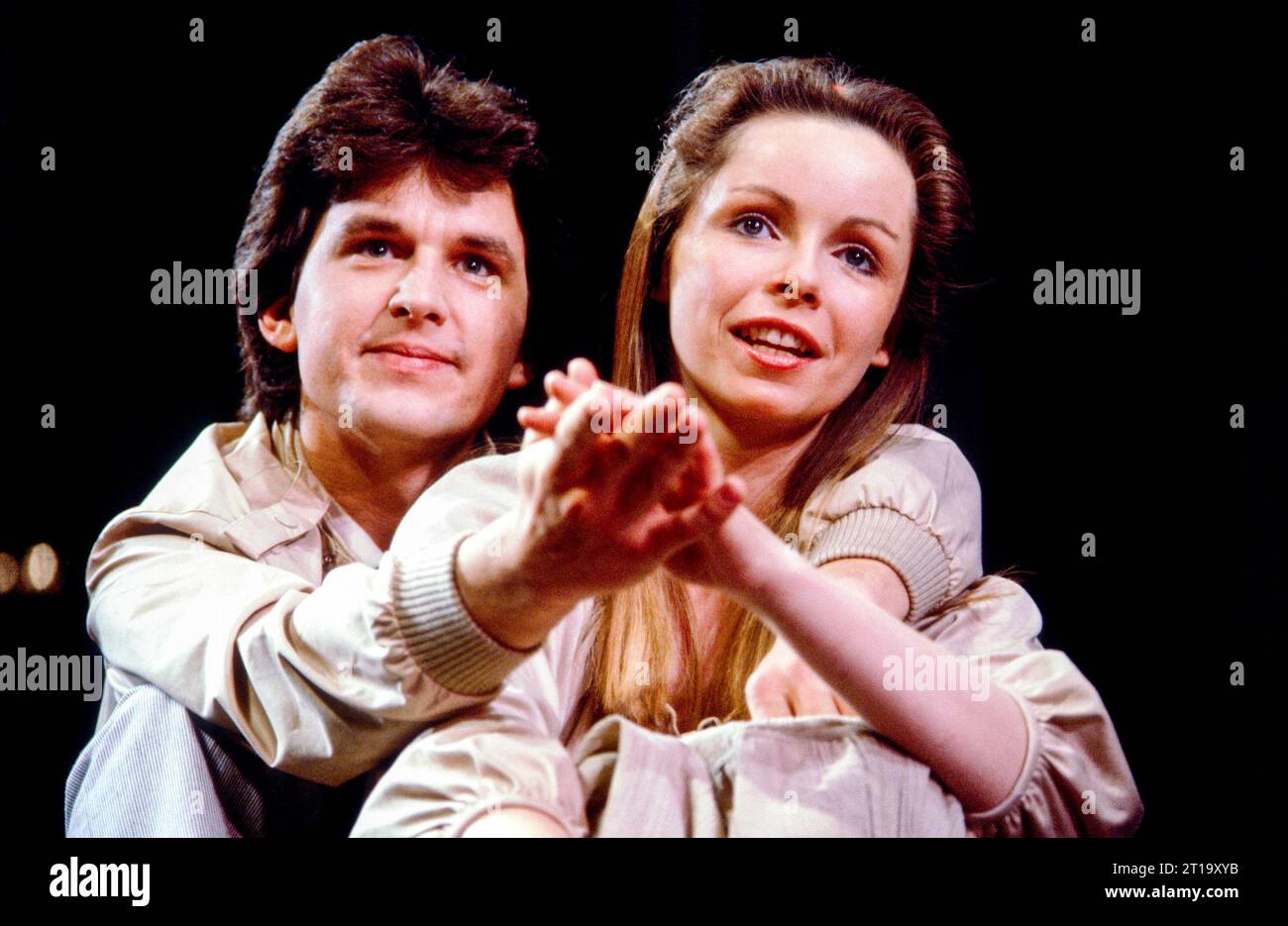 Dominic Guard (Christopher), Lalla Ward (Monica) dans LA BOUTIQUE DE bijoux de Karol Wojtyla au Westminster Theatre, Londres SW1 25/05/1982 traduction française : Boleslaw Taborski musique : Martin meilleur décor : Daphne Dare costumes : Ann Curtis éclairage : Leonard Tucker réalisateur : Robin Phillips Banque D'Images