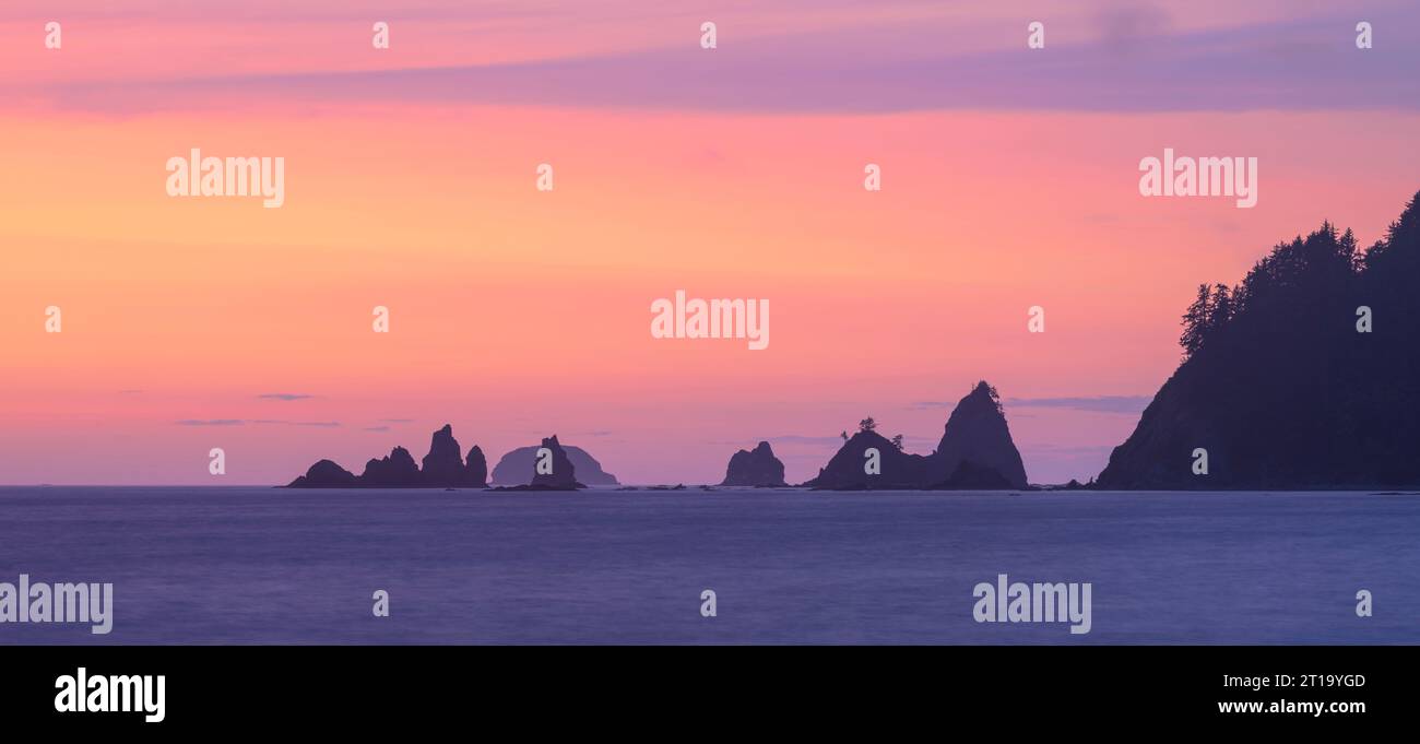 Sea Stacks à Rialto Beach dans le parc national olympique, Washington, États-Unis. Banque D'Images Sea Stacks à Rialto Beach dans le parc national olympique, Washington, États-Unis. Banque D'Images