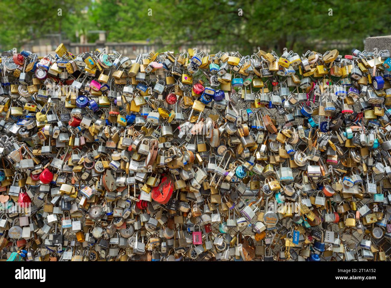 San Antonio, Texas, États-Unis – 8 mai 2023 : cadenas sur le Kallison Love Lock Walk Bridge à San Antonio, Texas. Banque D'Images