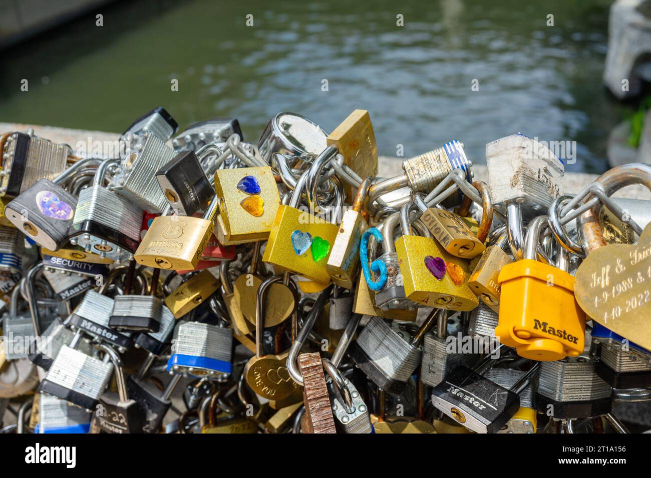 San Antonio, Texas, États-Unis – 8 mai 2023 : cadenas sur le Kallison Love Lock Walk Bridge à San Antonio, Texas. Banque D'Images