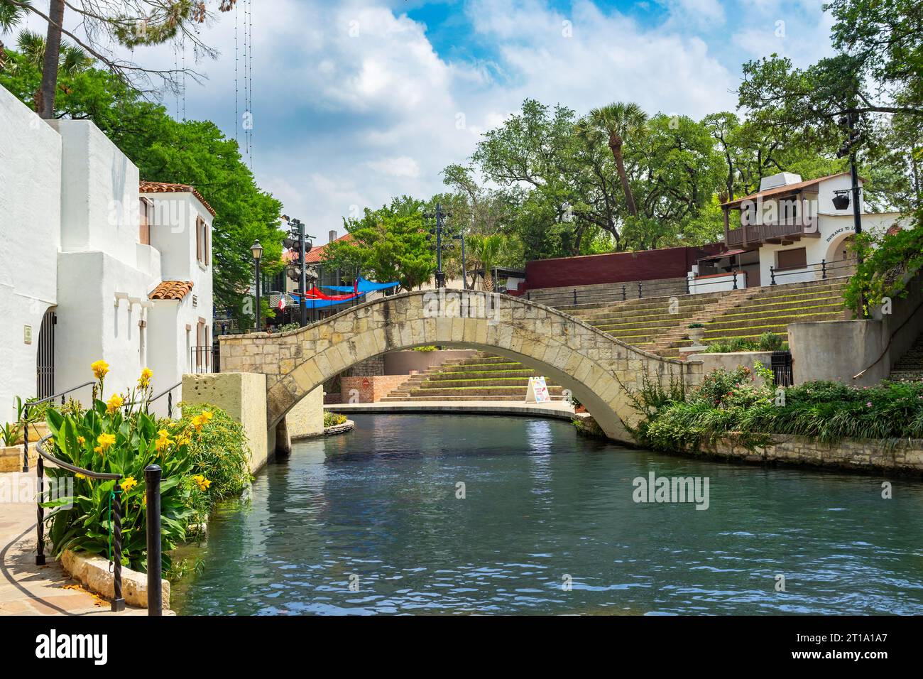 San Antonio, Texas, USA – 8 mai 2023 : un pont en arc sur la Riverwalk de San Antonio à côté du Arneson River Theatre situé à San Antonio, Texas. Banque D'Images