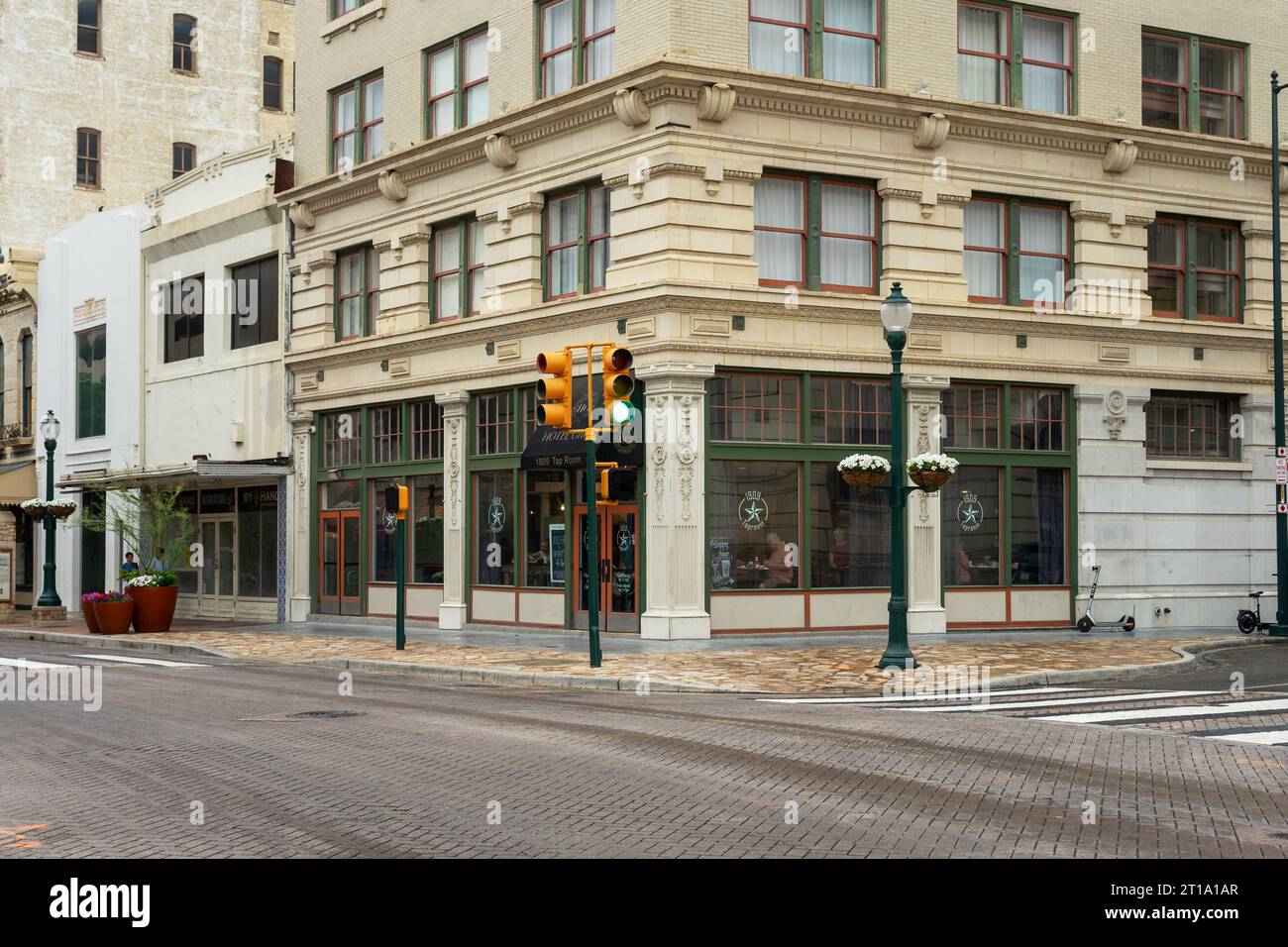 San Antonio, Texas, États-Unis – 9 mai 2023 : vue sur la rue du 1909 Tap Room situé dans le bâtiment de l'Hôtel Gibbs dans le centre-ville de San Antonio, Texas. Banque D'Images