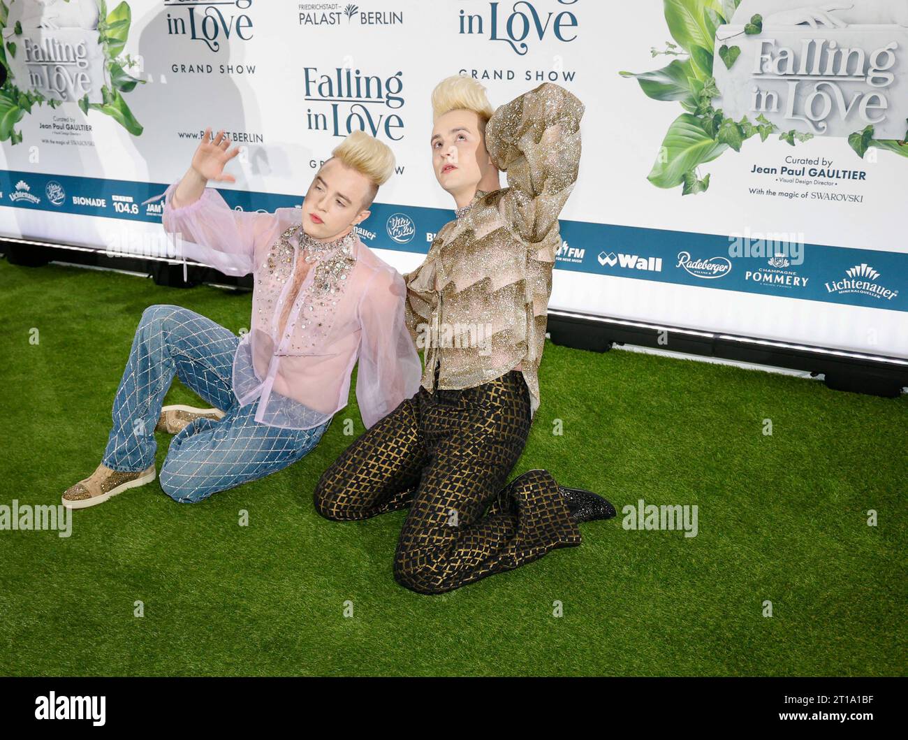 Jedward Zwillinge : John Grimes und Edward Grimes BEI TOMBER AMOUREUX Grand Show Weltpremiere im Friedrichstadt-Palast Berlin. *** Jedward jumeaux John Grimes et Edward Grimes à FALLING IN LOVE Grand Show première mondiale au Friedrichstadt Palast Berlin Credit : Imago/Alamy Live News Banque D'Images