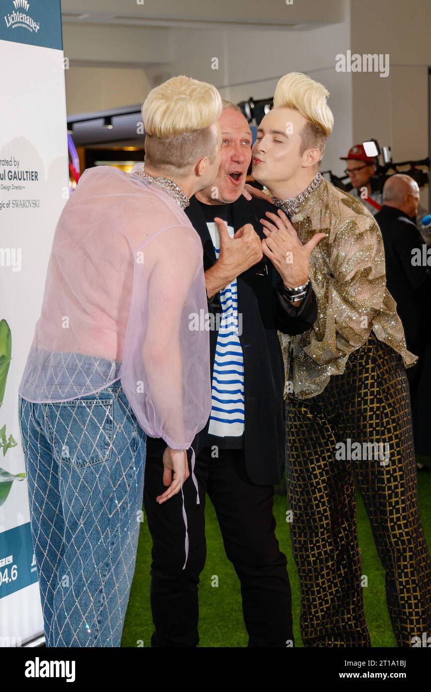 Jean Paul Gaultier mit den Jedward Zwillinge : John Grimes und Edward Grimes BEI TOMBER AMOUREUX Grand Show Weltpremiere im Friedrichstadt-Palast Berlin. *** Jean Paul Gaultier avec les jumeaux Jedward John Grimes et Edward Grimes à FALLING IN LOVE Grand Show première mondiale au Friedrichstadt Palast Berlin Credit : Imago/Alamy Live News Banque D'Images