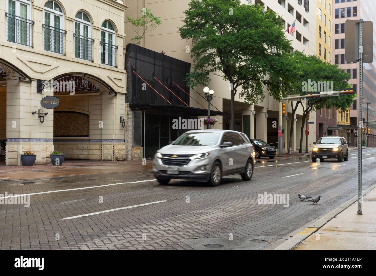 San Antonio, Texas, États-Unis – 9 mai 2023 : voitures voyageant sur une rue pavée de pierre dans le centre-ville de San Antonio, Texas. Banque D'Images