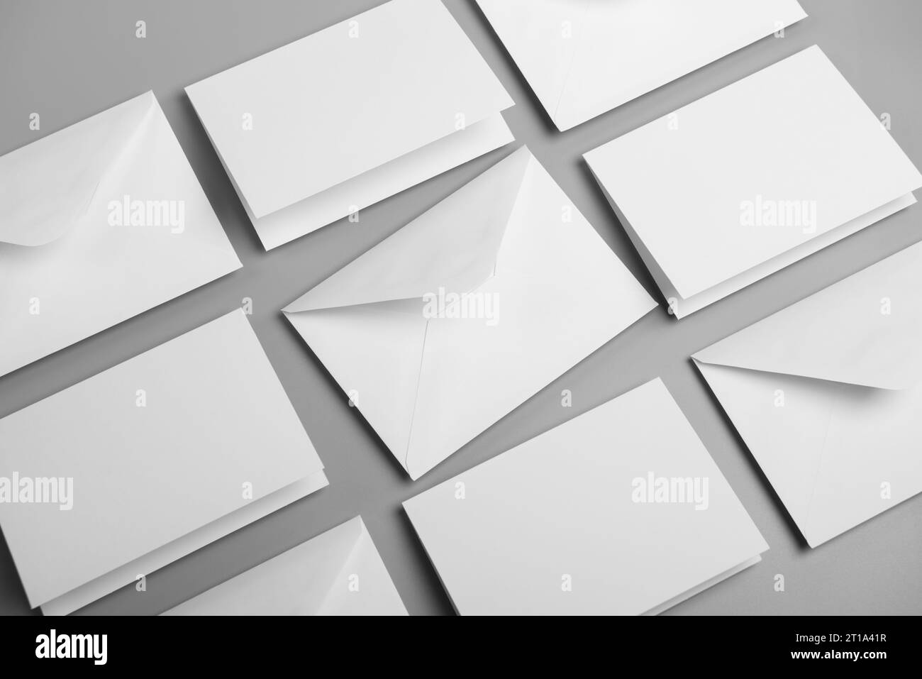 Cartes blanches vierges avec modèle de maquette d'enveloppe Banque D'Images