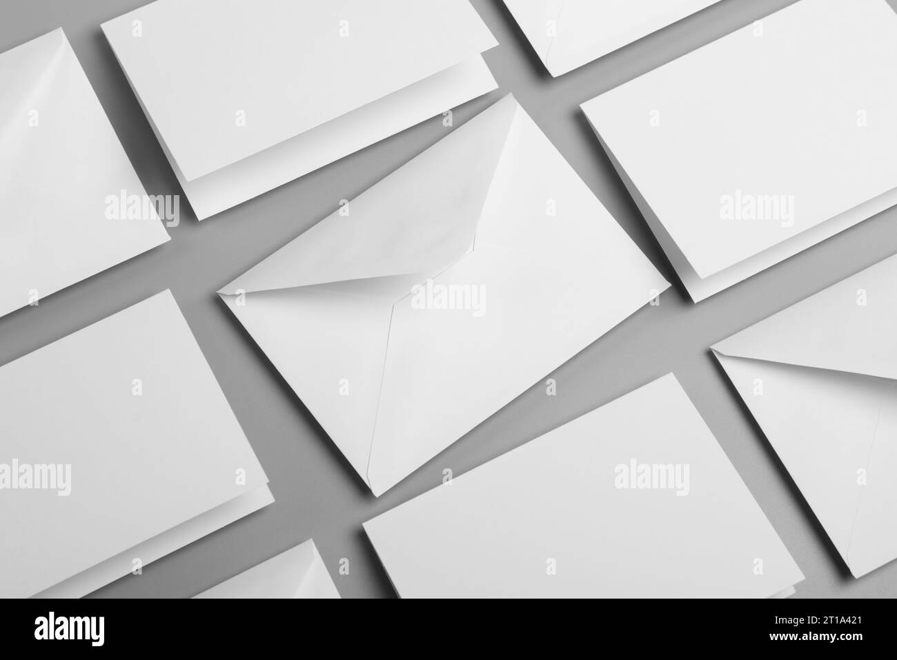 Cartes blanches vierges avec modèle de maquette d'enveloppe Banque D'Images