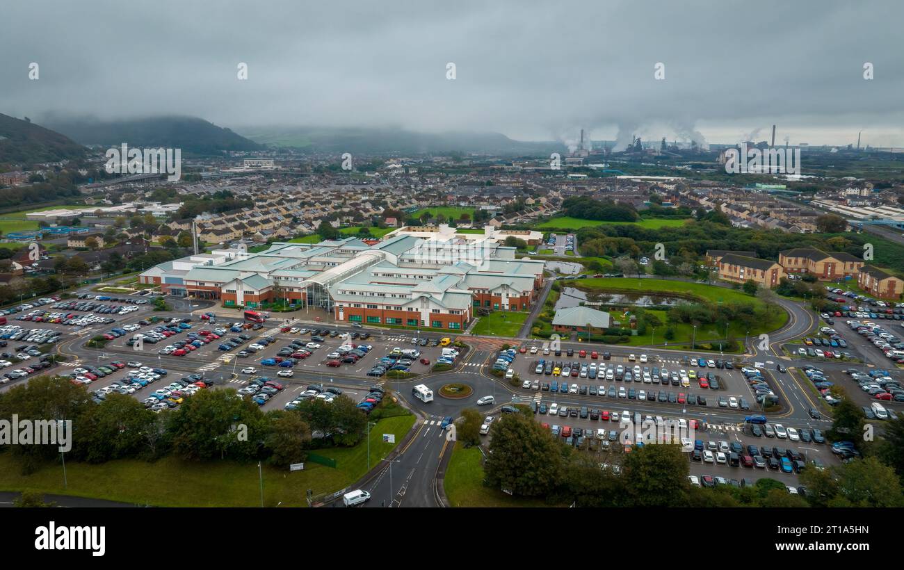 Editorial Port Talbot, Royaume-Uni - 12 octobre 2023 : vue aérienne de l'hôpital Neath Port Talbot, un hôpital général situé à Port Talbot, Galles du Sud, Royaume-Uni Banque D'Images