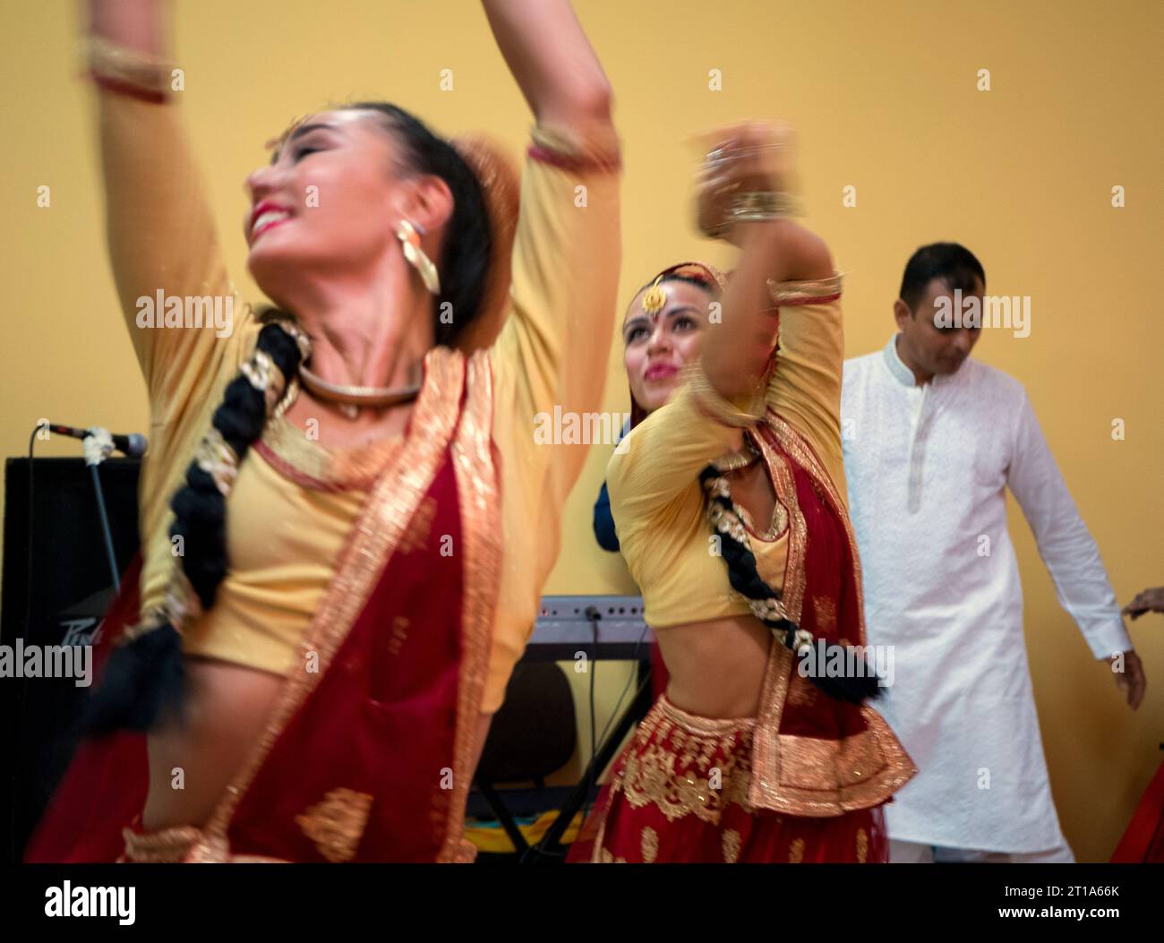 Rome,Torpignattara : célébration de la fête indienne de Durga Puja dans le quartier romain de Tor Pignattara. Artistes pendant qu'ils dansent Banque D'Images