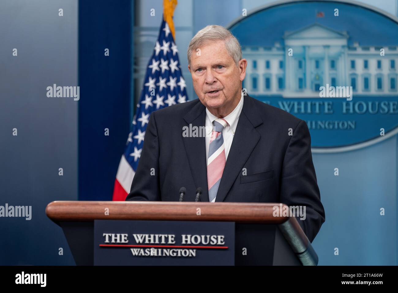L’Attachée de presse Karine Jean-Pierre, accompagnée du Secrétaire à l’Agriculture Tom Vilsack, tient un point de presse, lundi 25 septembre 2023, dans la salle de briefing James S. Brady de la Maison Blanche. (Photo officielle de la Maison Blanche par Cameron Smith) Banque D'Images