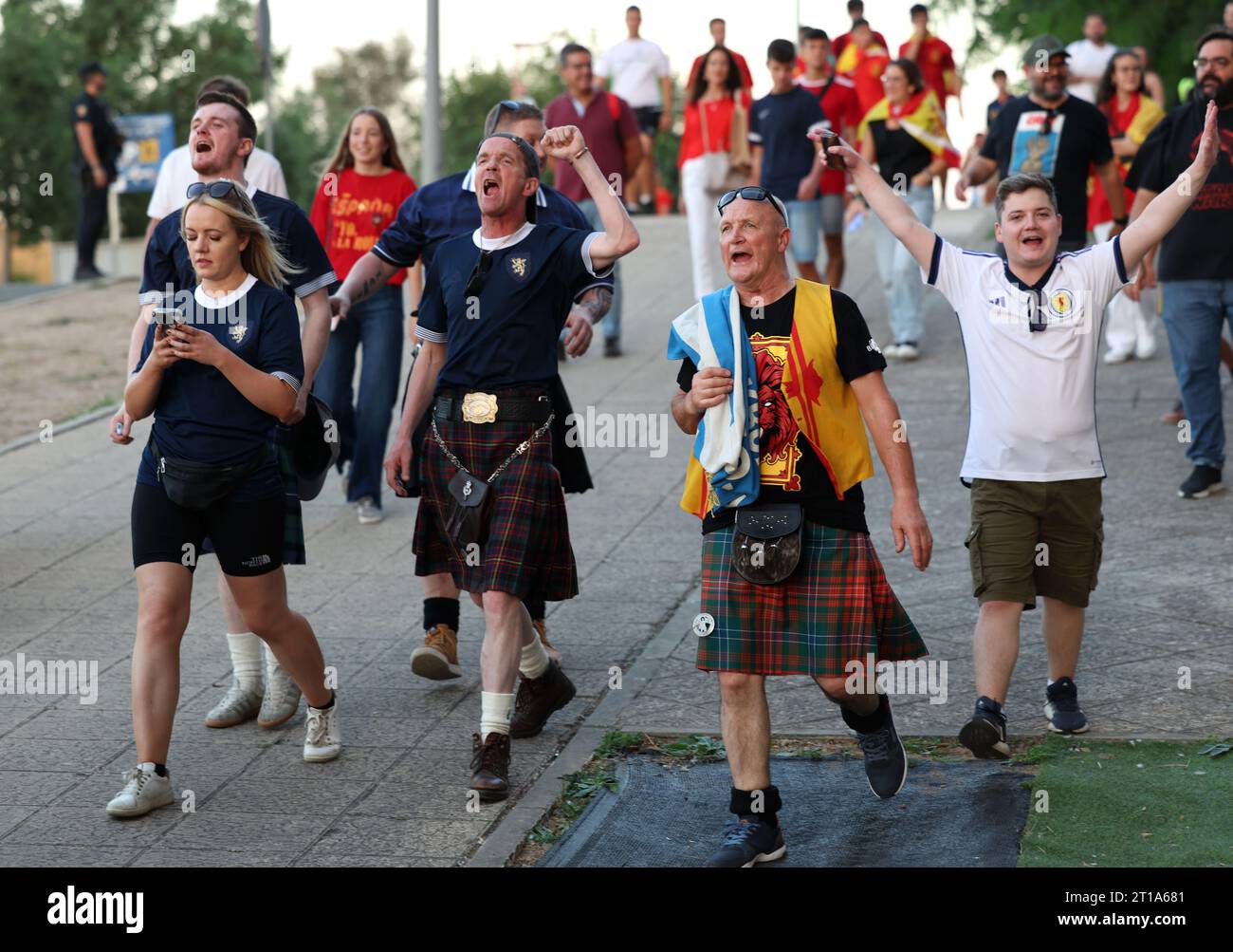 Fans écossais devant le stade avant le match de qualification de l'UEFA Euro 2024 du Groupe D à l'Estadio la Cartuja de Sevilla à Séville, Espagne. Date de la photo : jeudi 12 octobre 2023. Banque D'Images