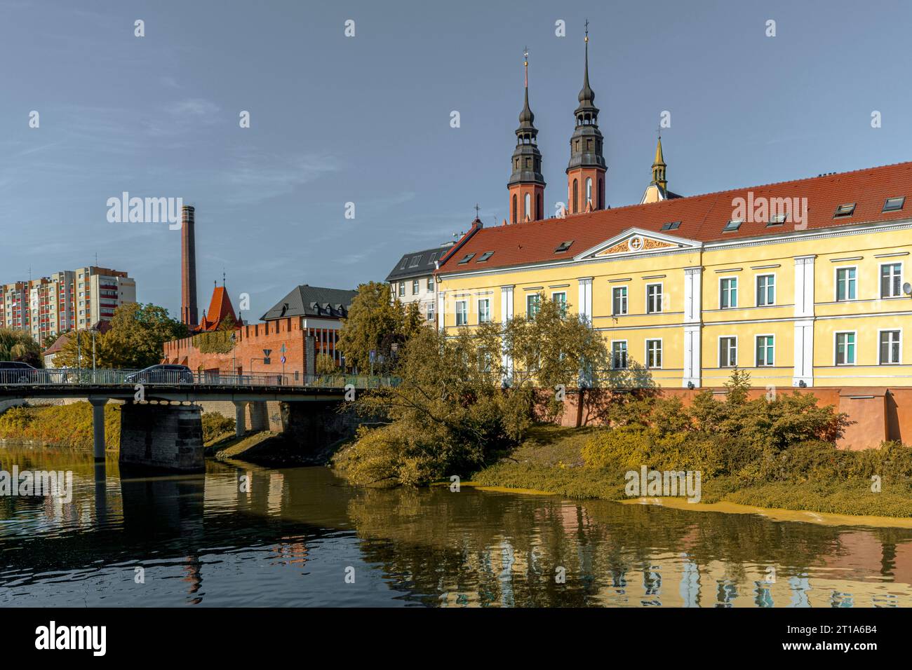 Ponts et barrages sur la rivière Odra à Opole, Pologne. Banque D'Images