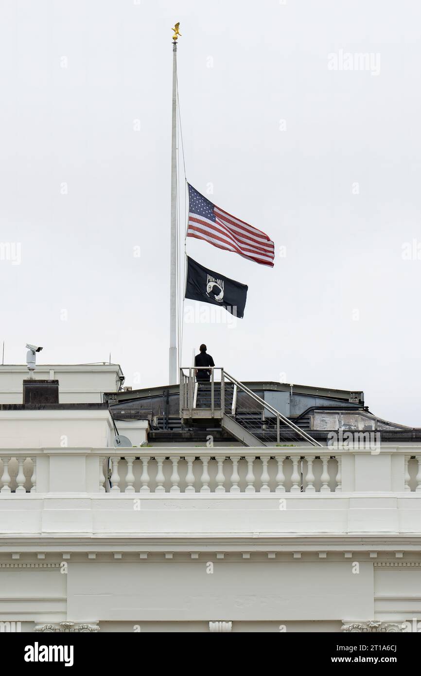 Le drapeau au-dessus de la Maison Blanche flotte à moitié en l'honneur de la sénatrice Dianne Feinstein, vendredi 29 septembre 2023, à Washington, D.C. (photo officielle de la Maison Blanche par Oliver Contreras) Banque D'Images
